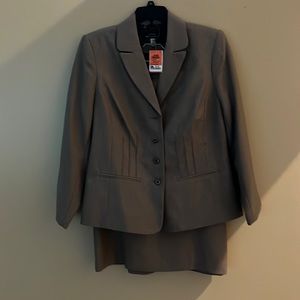 Women Suit (Never worn)
